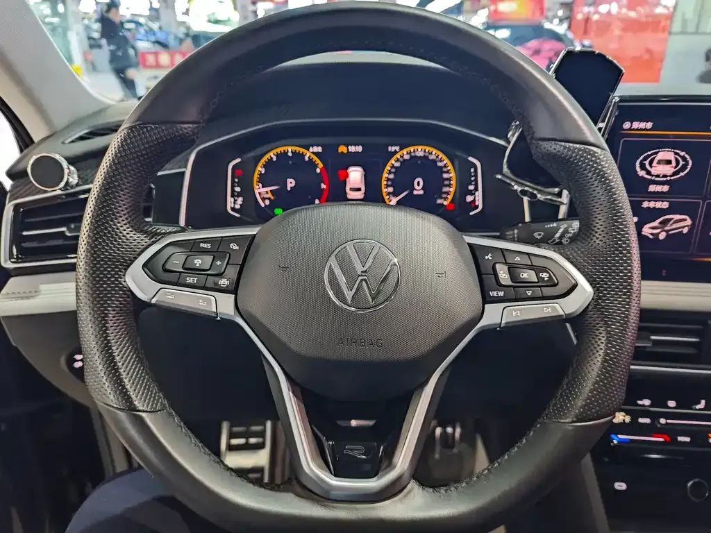 Volkswagen Tiguan L — фото 10