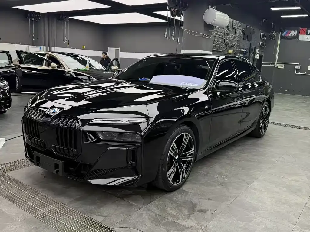 BMW 7 Series — фото 1