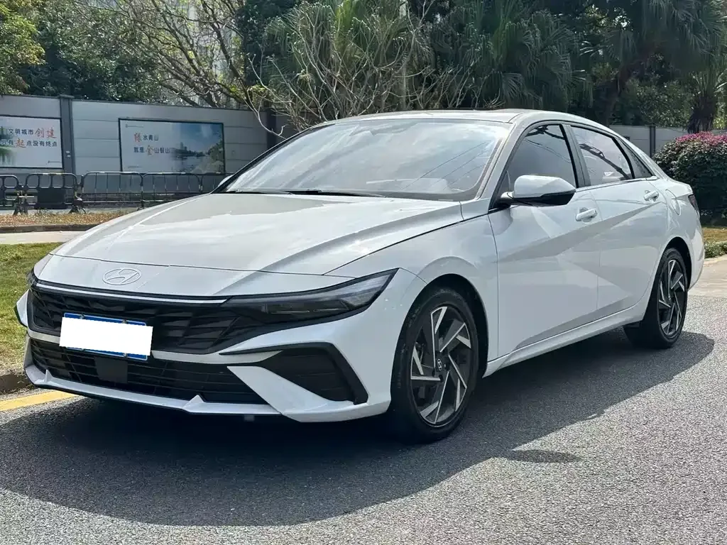 Hyundai Elantra — фото 1