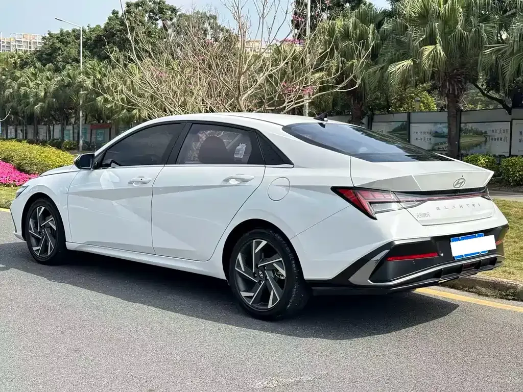 Hyundai Elantra — фото 10