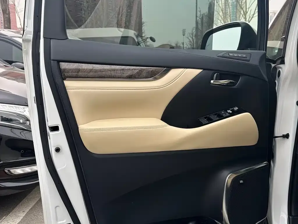Toyota Vellfire — фото 5