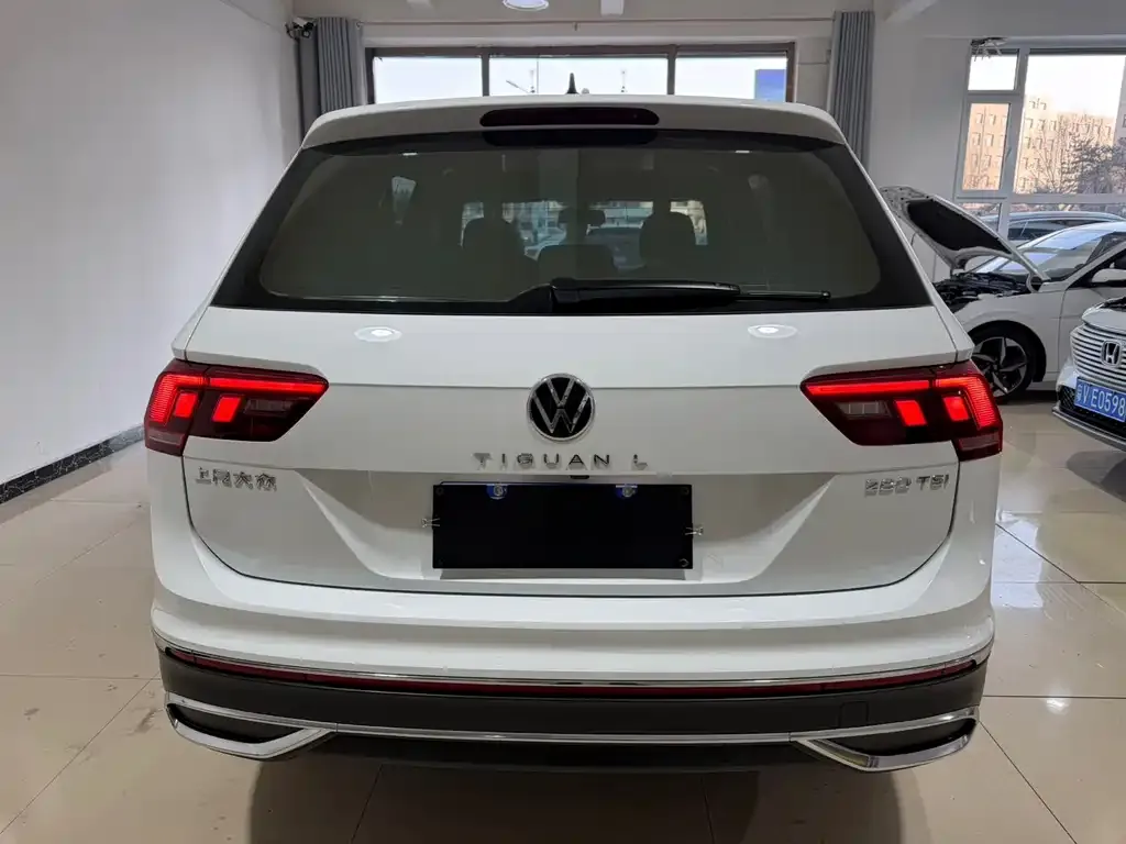 Volkswagen Tiguan L — фото 8