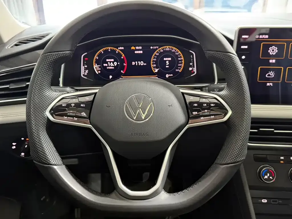 Volkswagen Tiguan L — фото 5