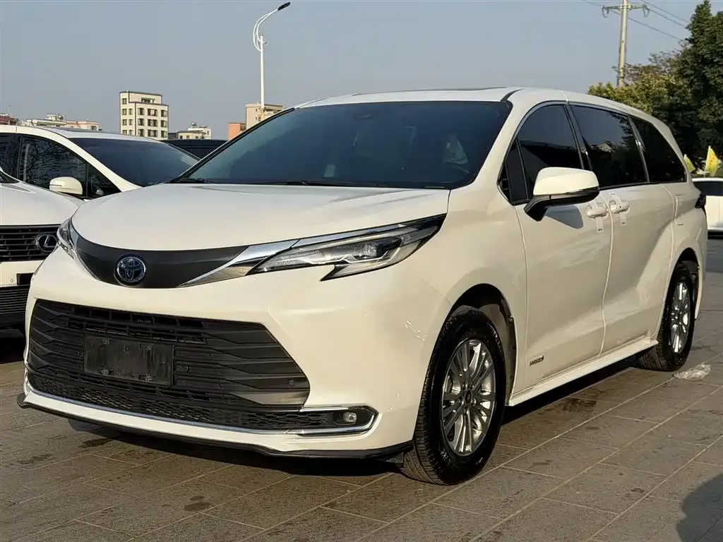 Toyota Sienna — фото 1