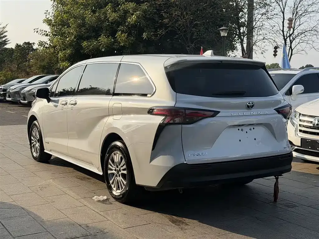 Toyota Sienna — фото 9