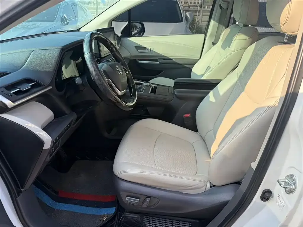 Toyota Sienna — фото 4