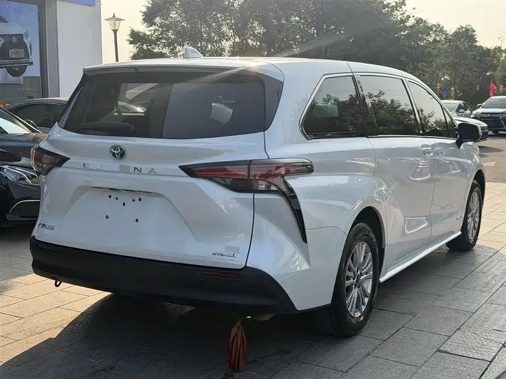Toyota Sienna — фото 5