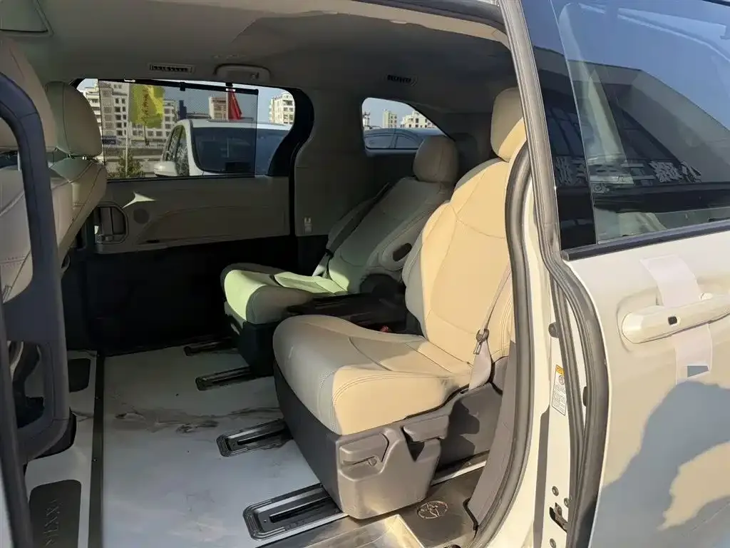 Toyota Sienna — фото 3