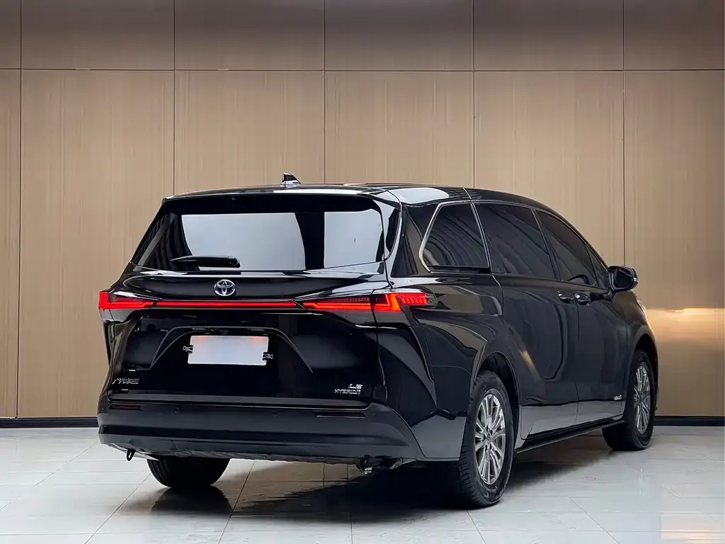 Toyota Sienna — фото 2