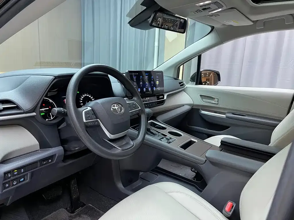 Toyota Sienna — фото 4