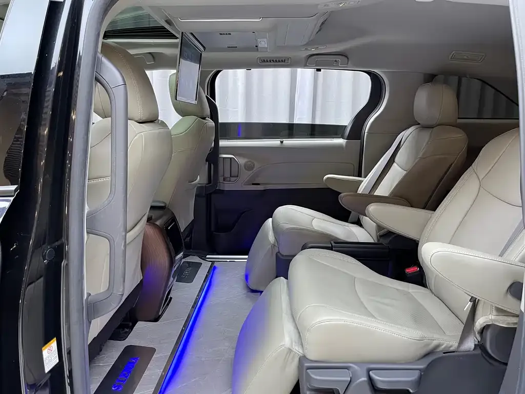 Toyota Sienna — фото 8