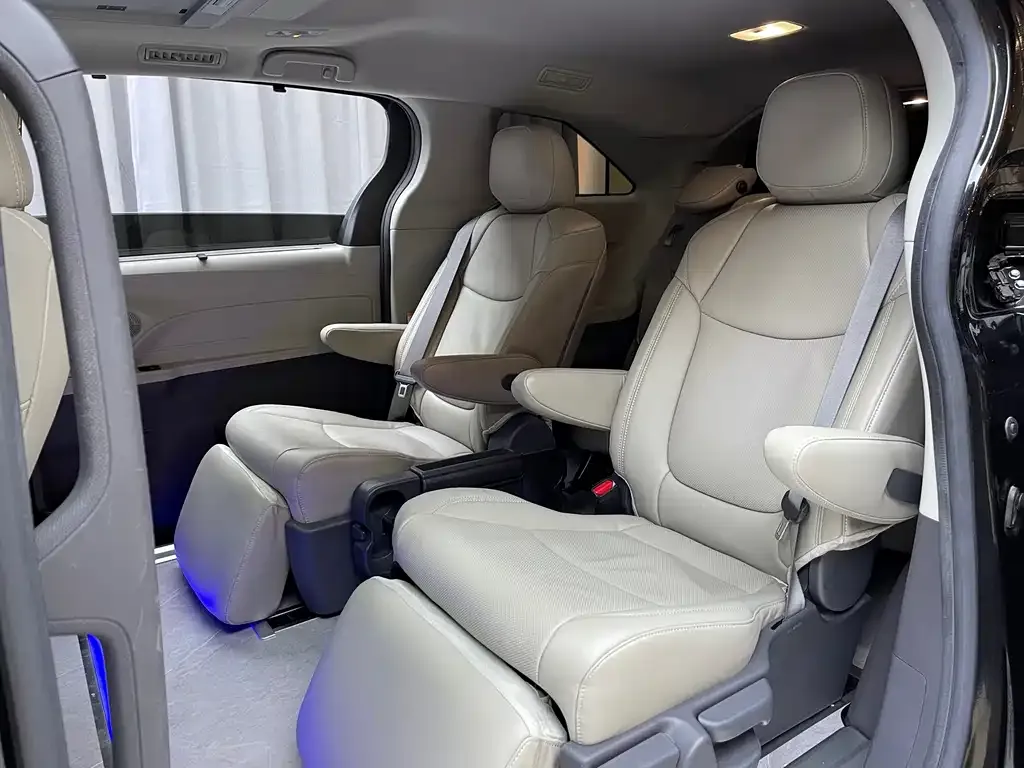 Toyota Sienna — фото 9