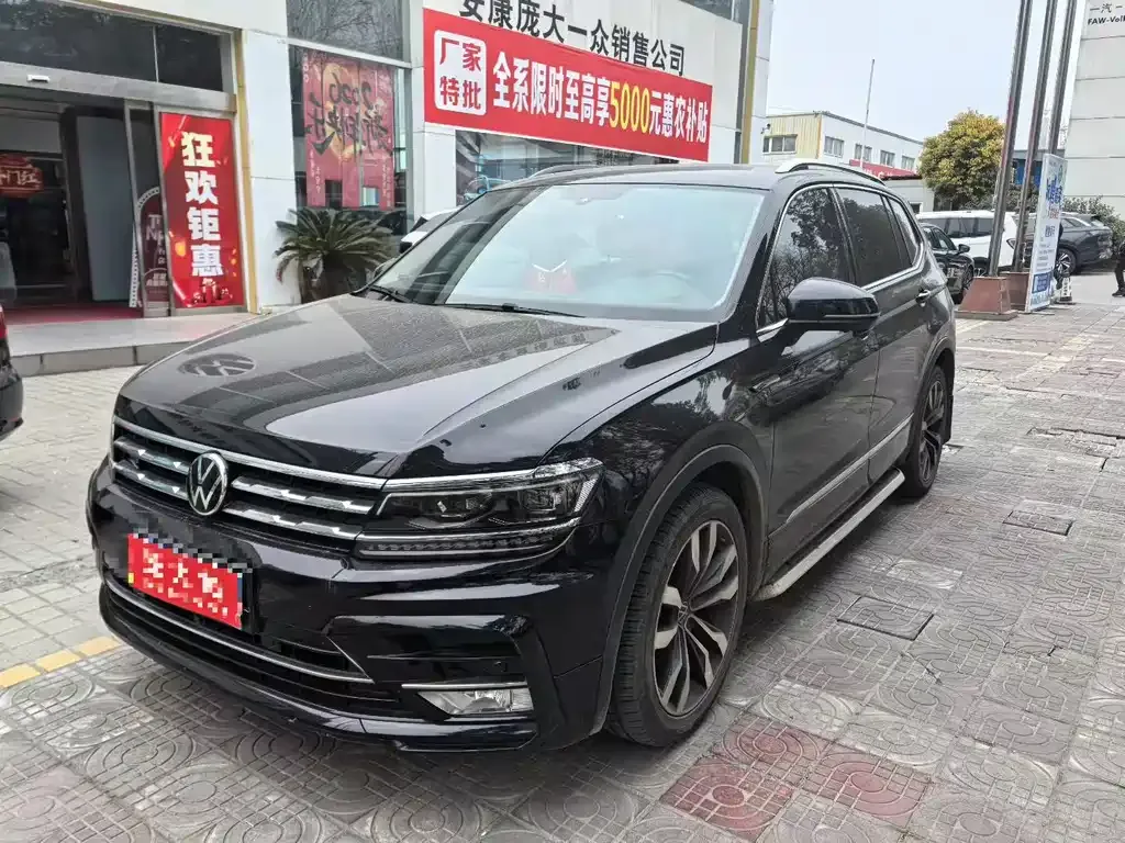 Volkswagen Tiguan L — фото 1