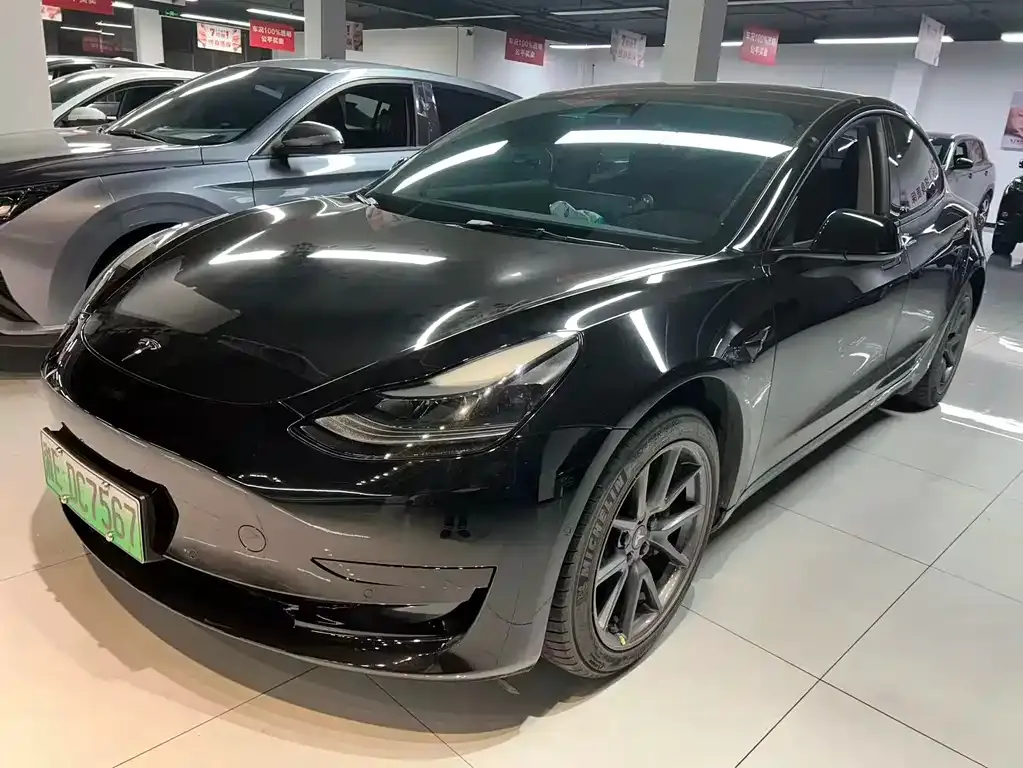 Tesla Model 3 — фото 1