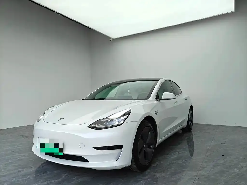 Tesla Model 3 — фото 1