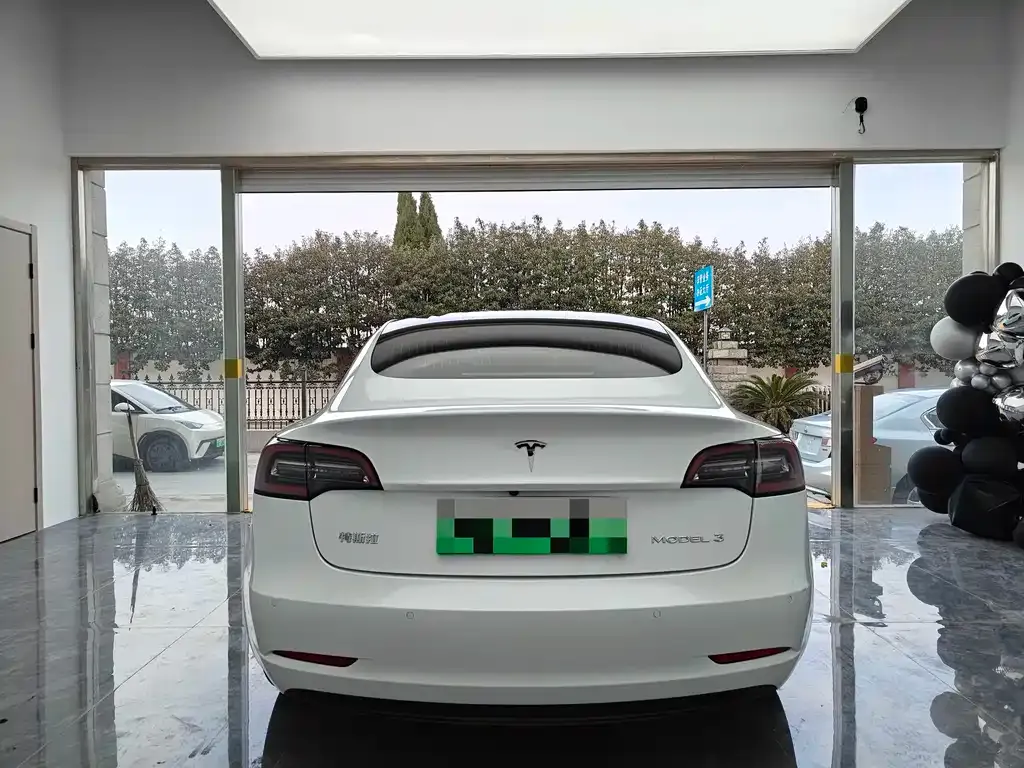 Tesla Model 3 — фото 9