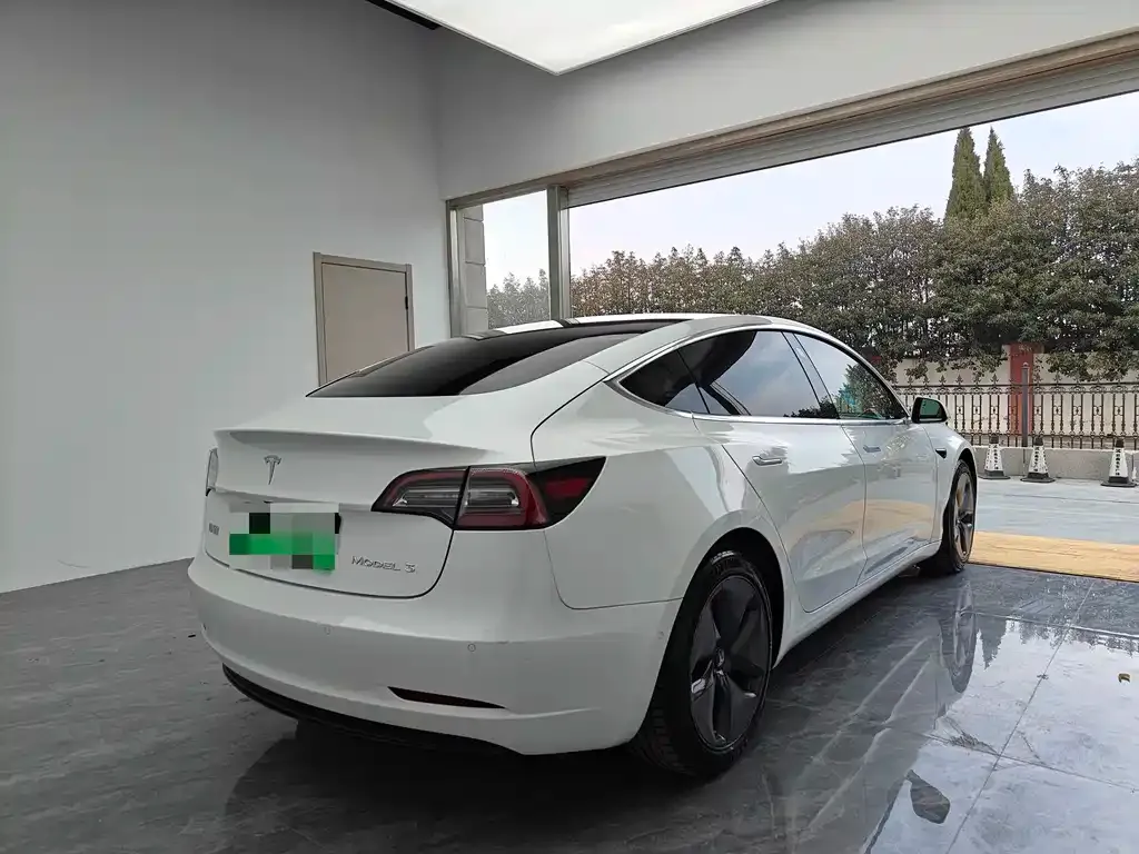 Tesla Model 3 — фото 10