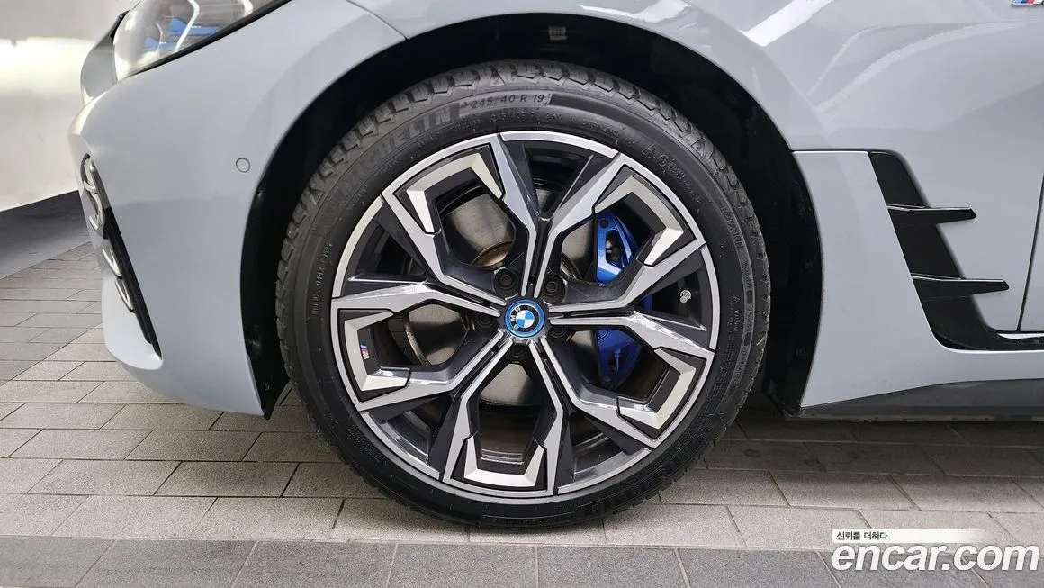 BMW i4 — фото 9