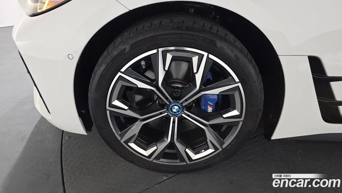 BMW i4 — фото 7
