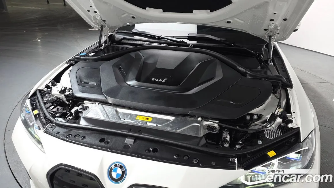 BMW i4 — фото 10