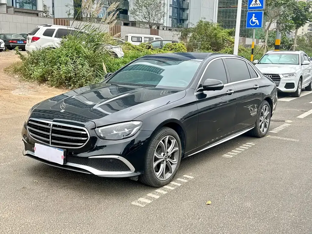 Mercedes-Benz E-Class — фото 1