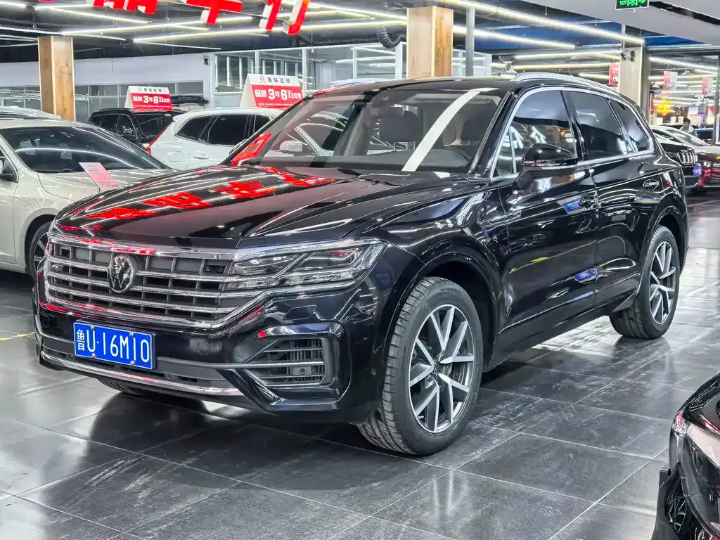 Volkswagen Touareg — фото 1