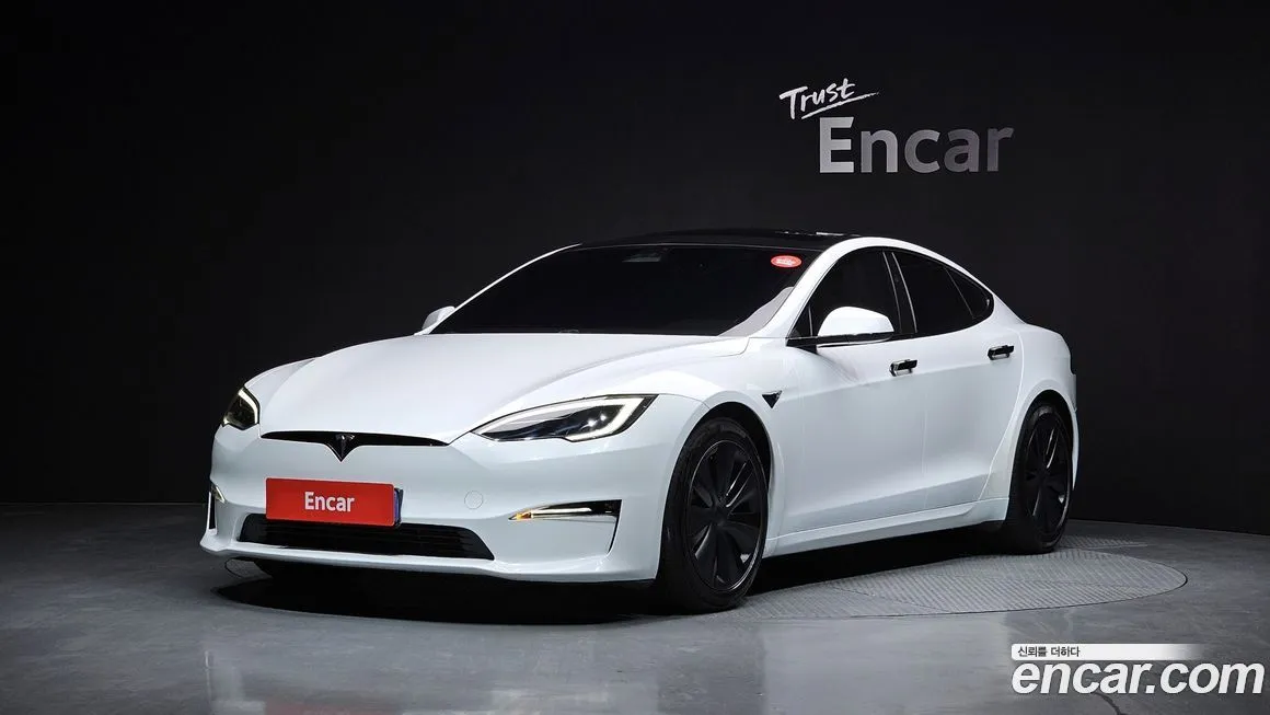 Tesla Model S — фото 1