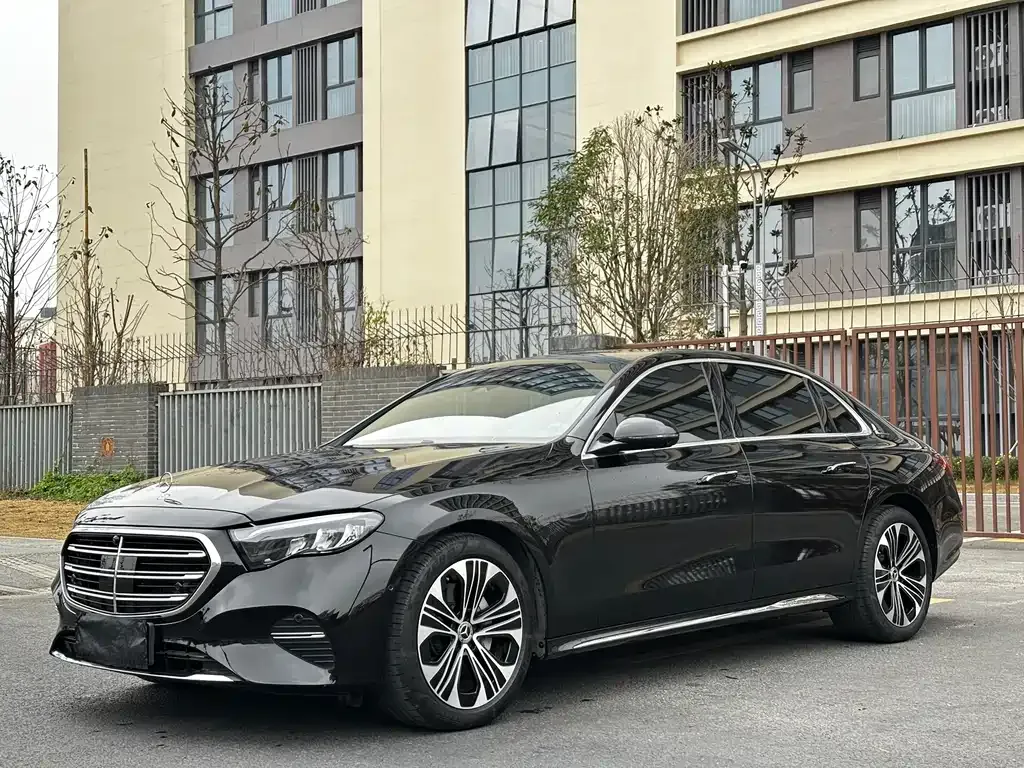 Mercedes-Benz E-Class — фото 1