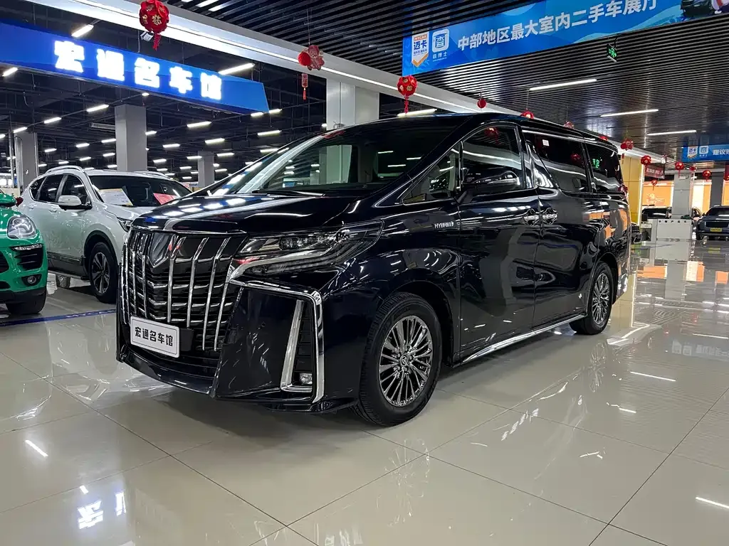 Toyota Alphard — фото 1