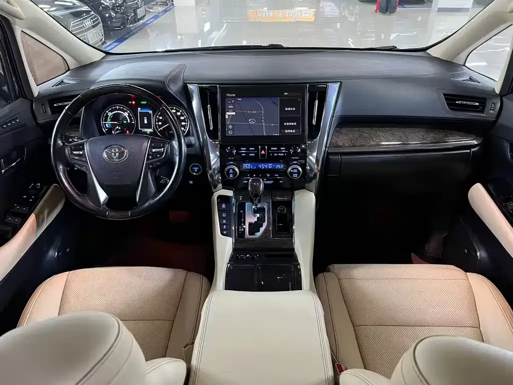 Toyota Alphard — фото 2