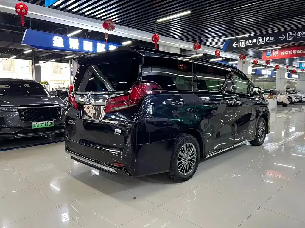 Toyota Alphard — фото 5