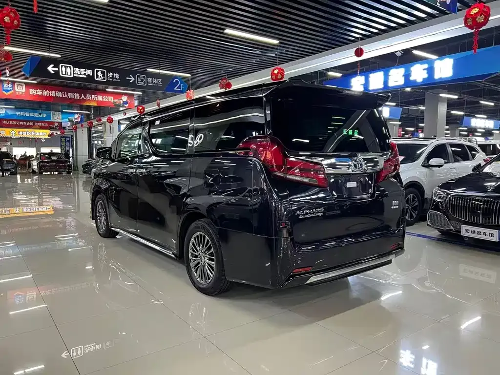 Toyota Alphard — фото 7