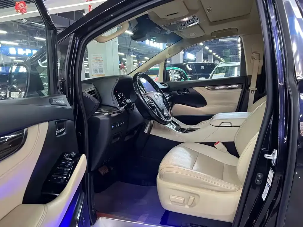 Toyota Alphard — фото 10