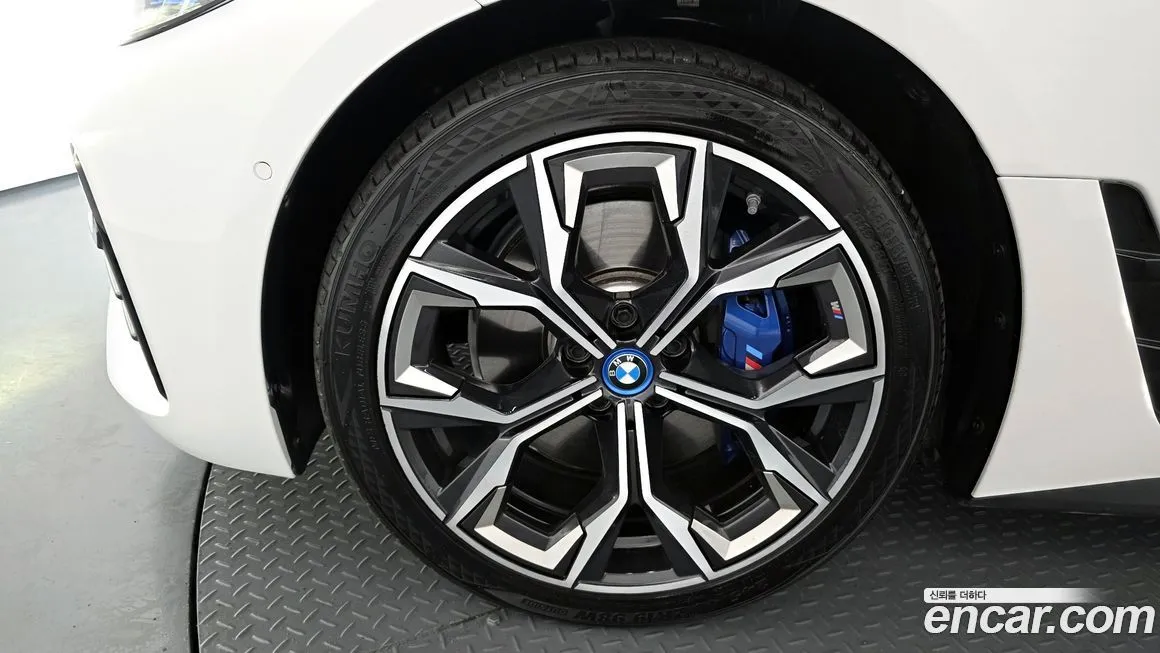 BMW i4 — фото 7