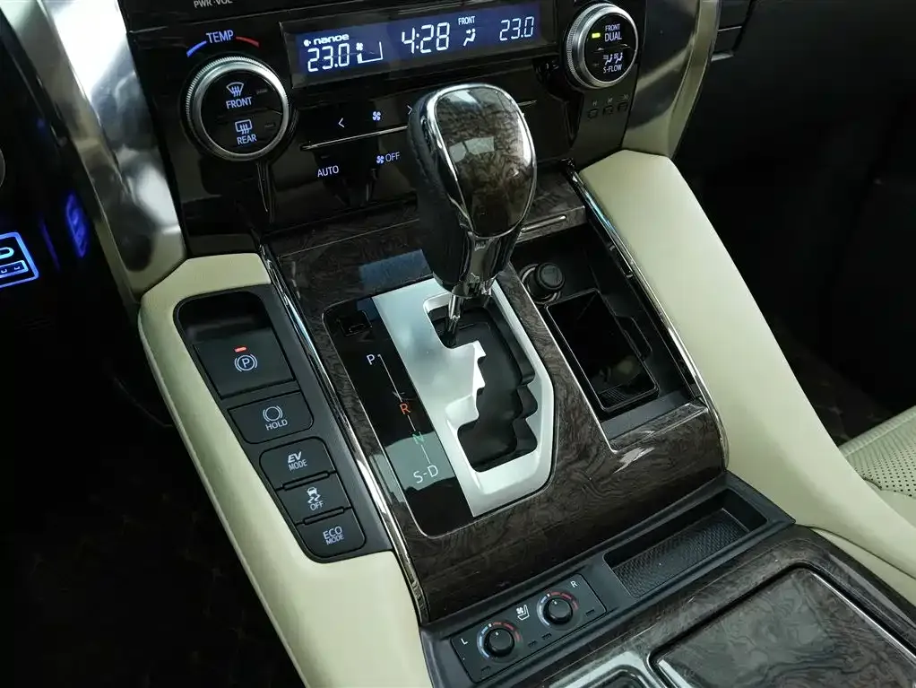 Toyota Alphard — фото 10