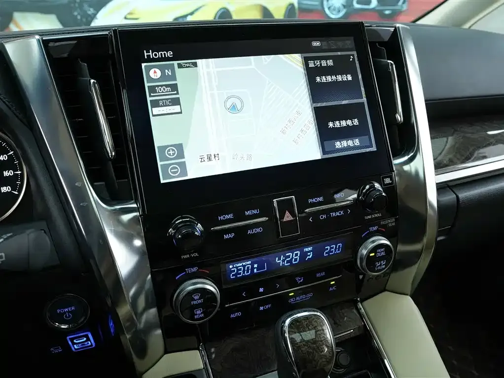 Toyota Alphard — фото 9