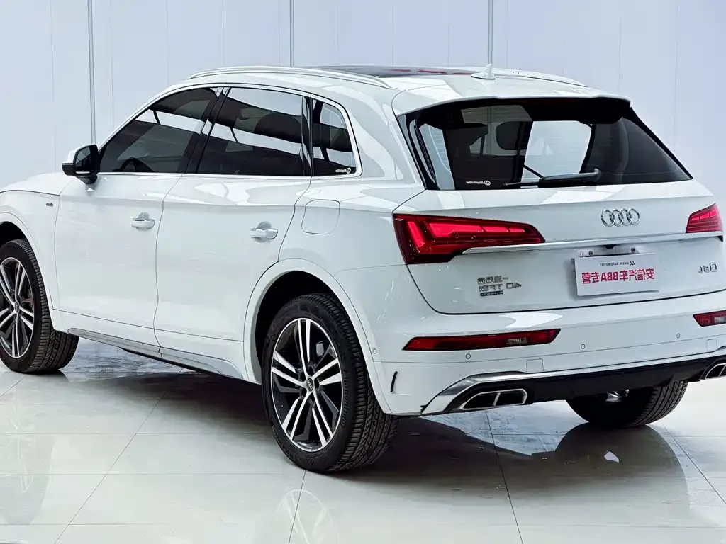 Audi Q5L — фото 10