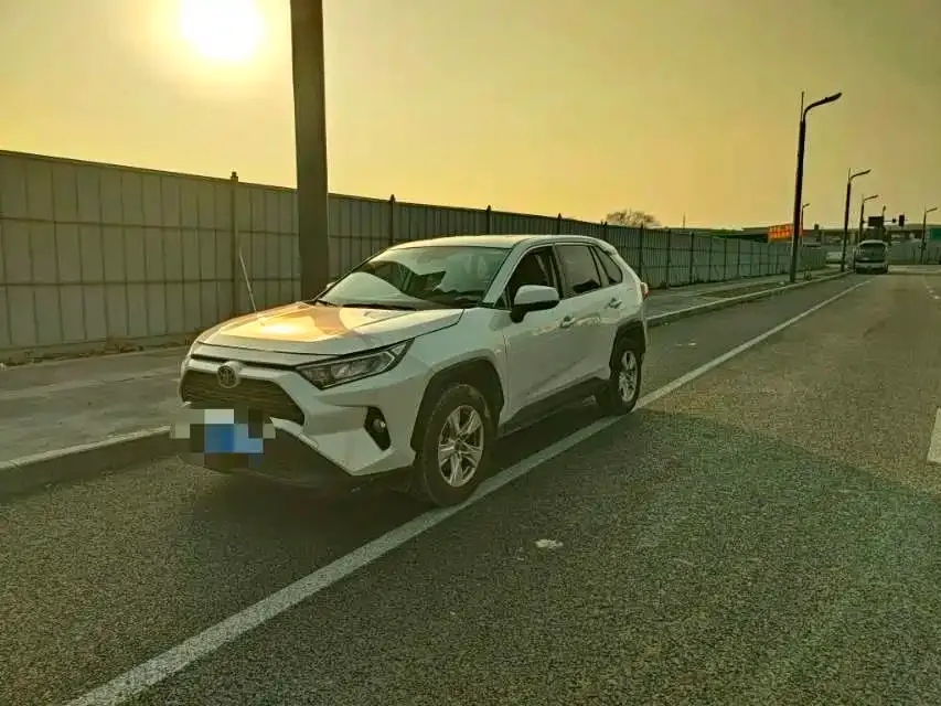 Toyota RAV4 — фото 1
