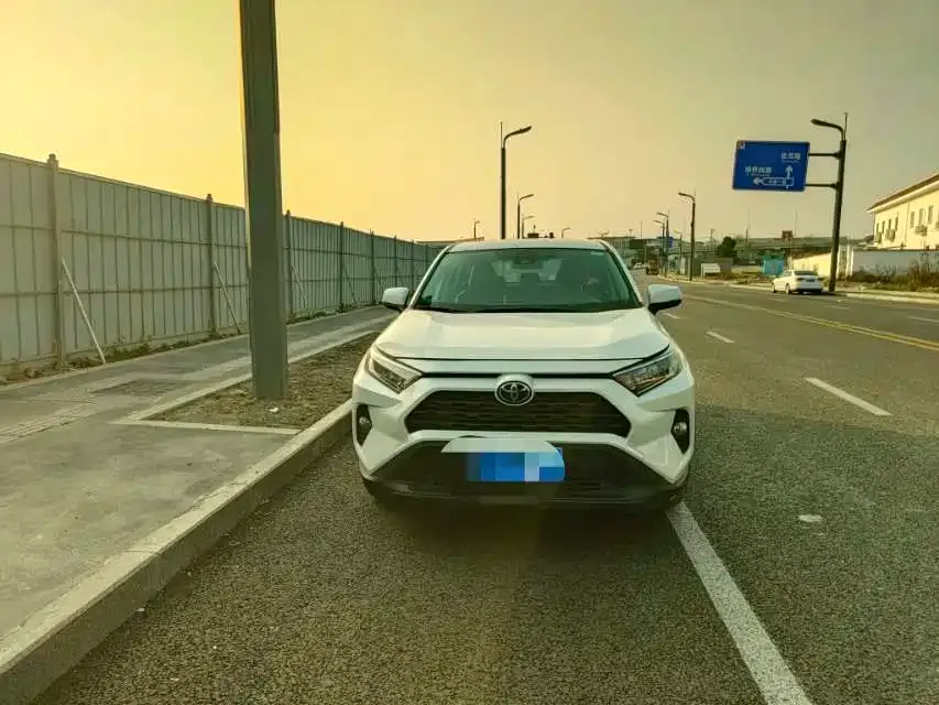 Toyota RAV4 — фото 7