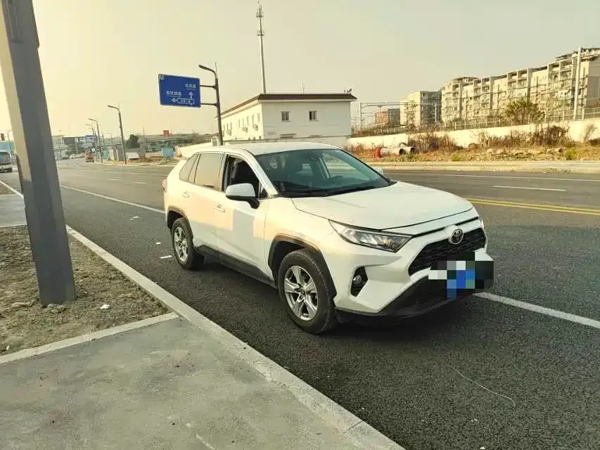 Toyota RAV4 — фото 6
