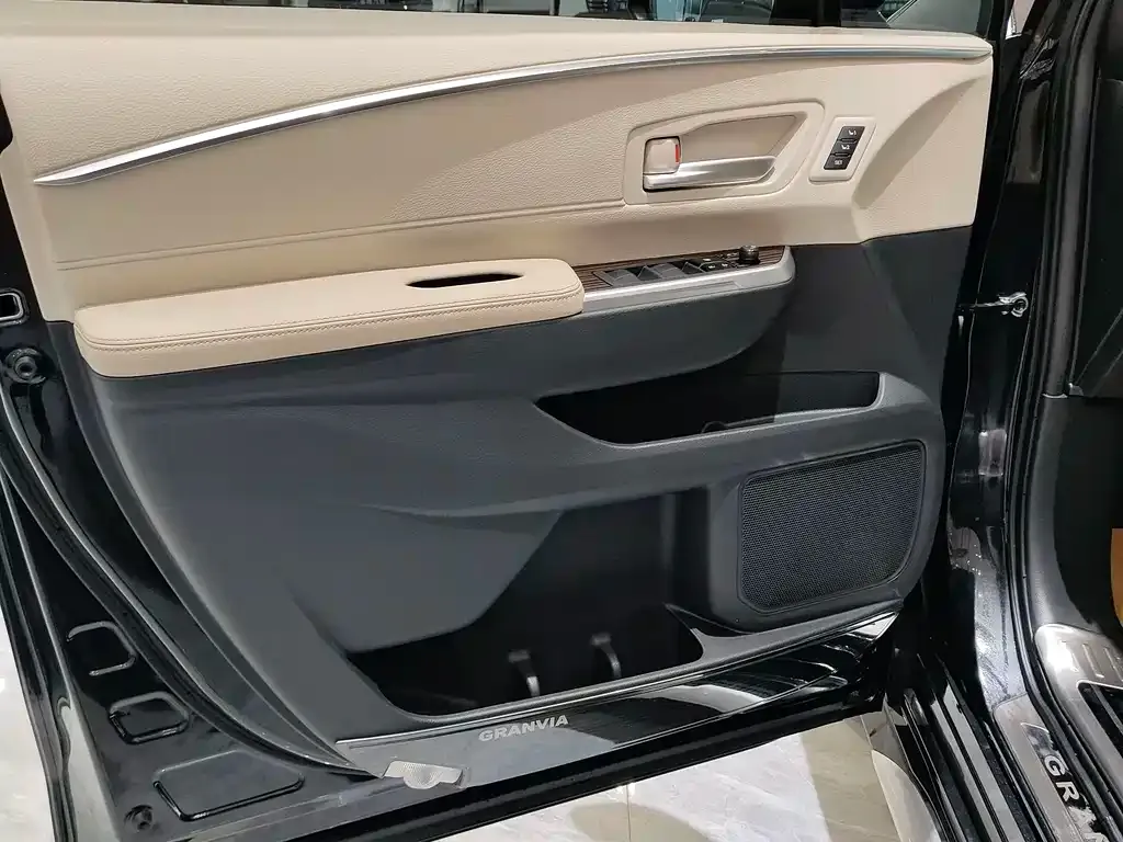 Toyota Granvia — фото 9