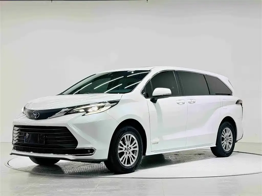 Toyota Sienna — фото 1