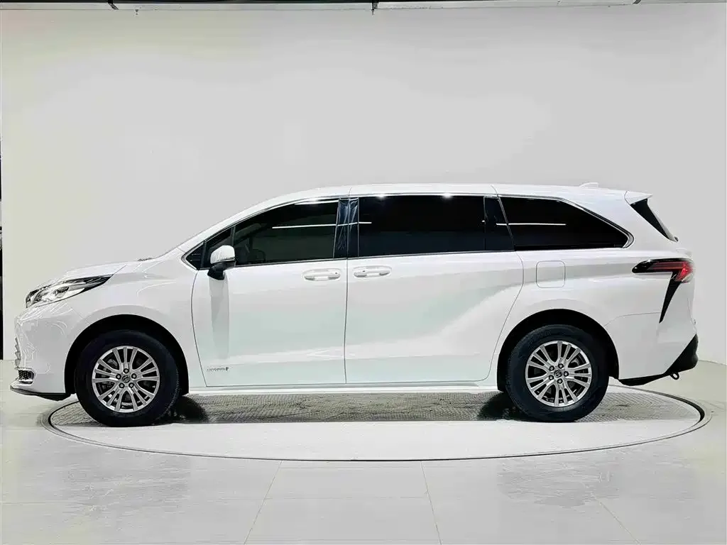 Toyota Sienna — фото 3