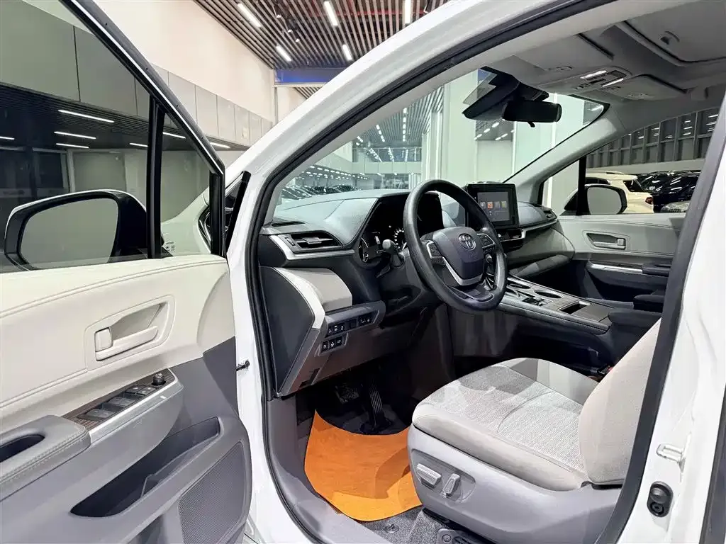 Toyota Sienna — фото 5