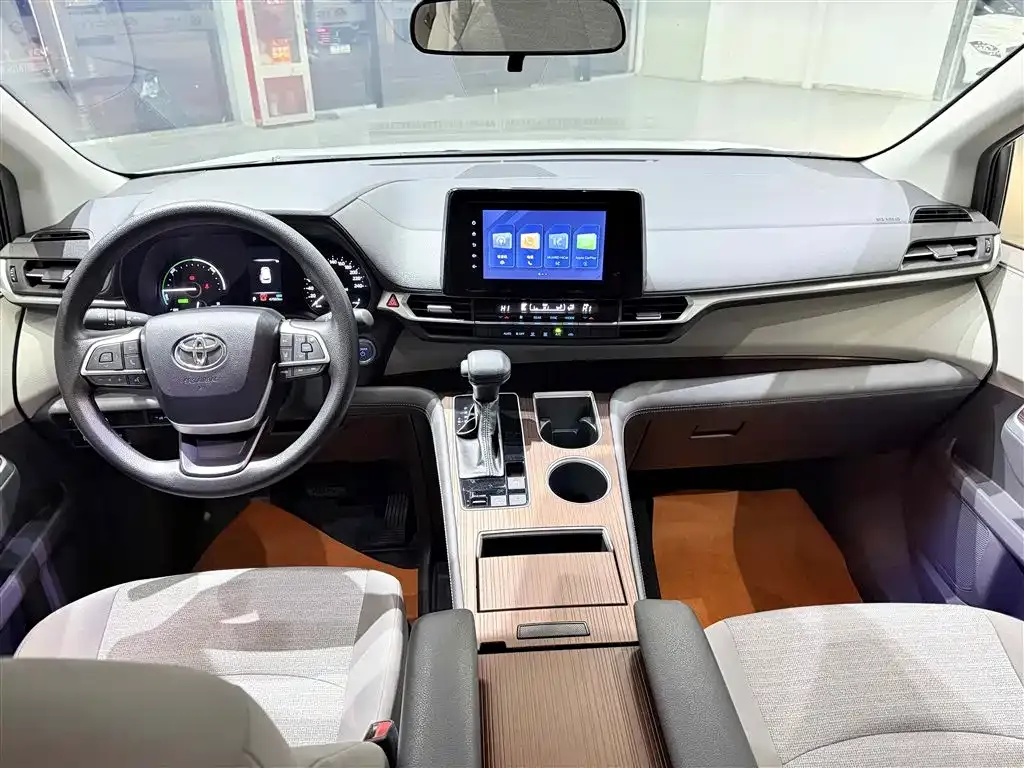 Toyota Sienna — фото 10