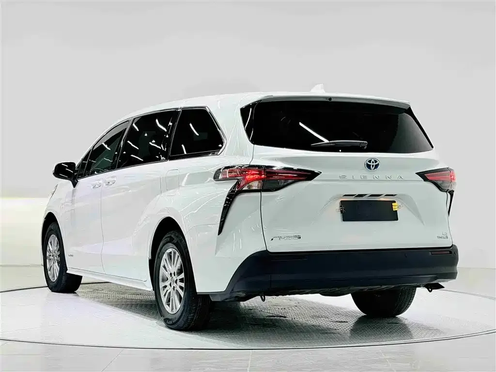 Toyota Sienna — фото 2