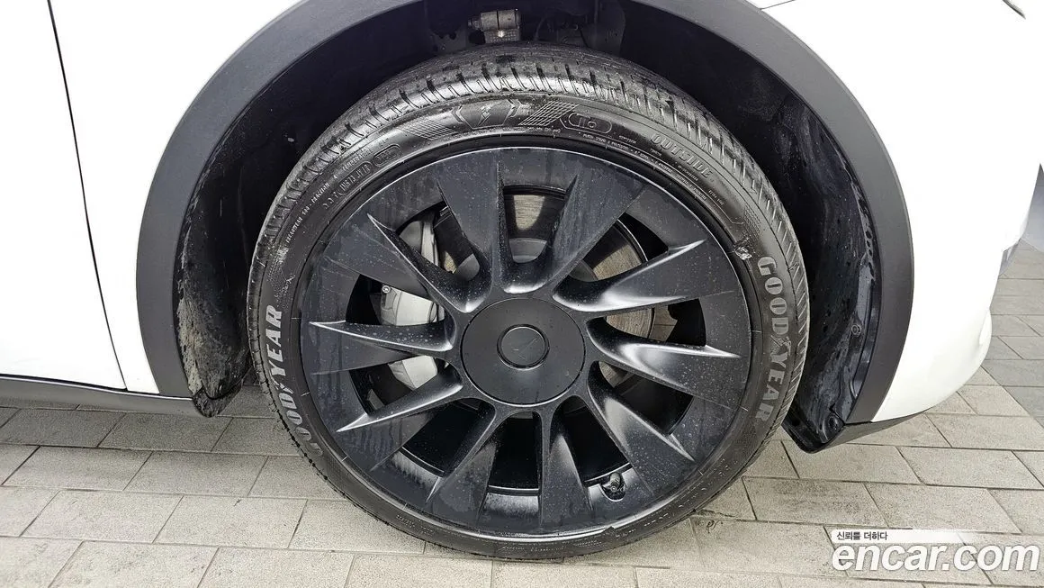 Tesla Model Y — фото 10