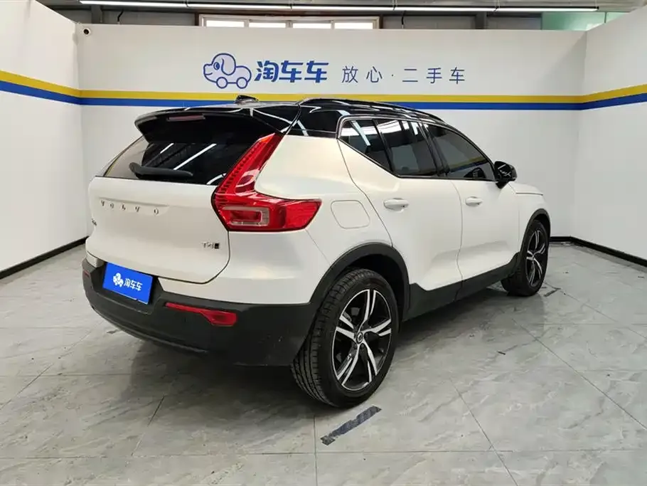 Volvo XC40 — фото 10