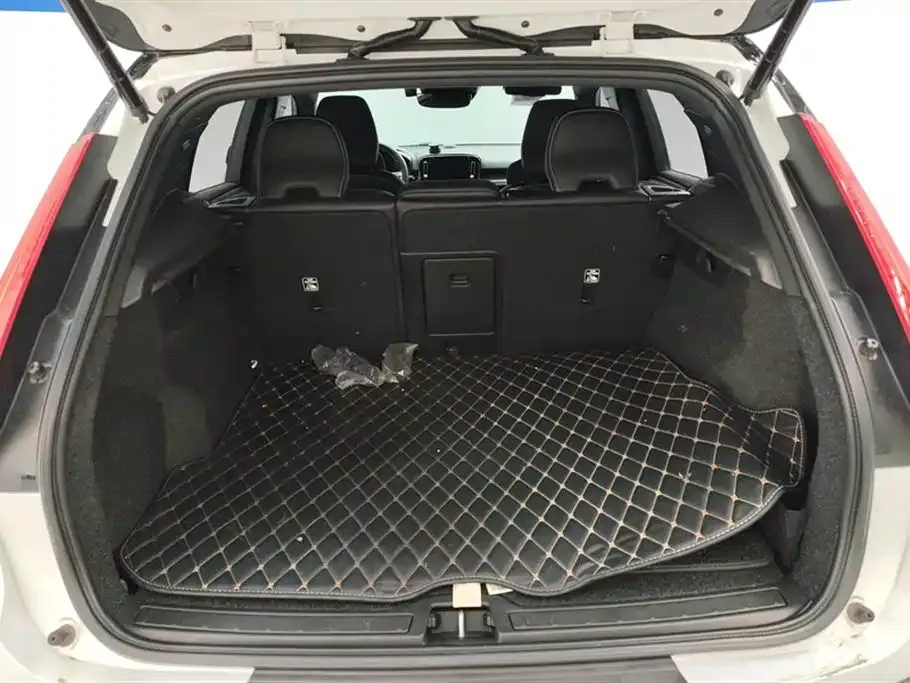 Volvo XC40 — фото 2