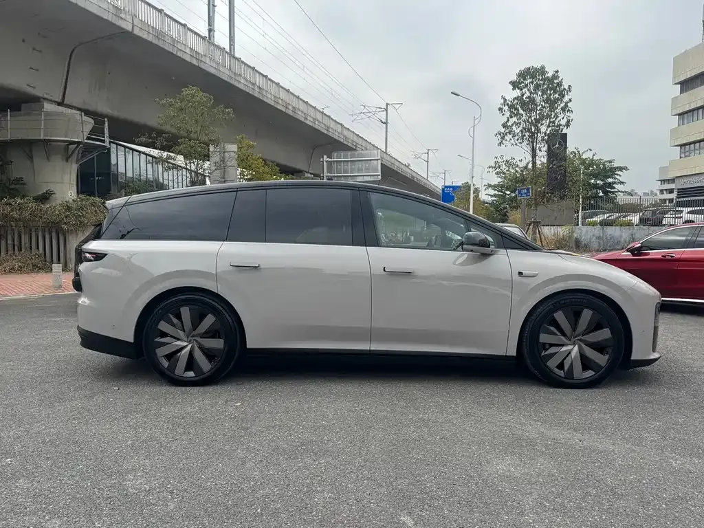 Li Auto i8 — фото 10